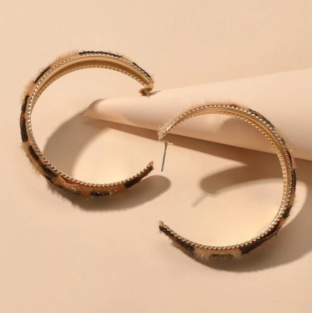Cuff Hoop Leopard Pattern Earrings - Picture 2 of 4